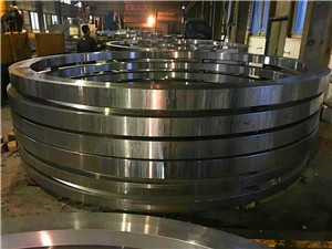 起來沒有明顯的缺陷。這就是法蘭補(bǔ)焊面積380mm2、補(bǔ)焊深度3mm的原因。     3.2 鍛制裂紋在試驗(yàn)壓力作用下進(jìn)一步擴(kuò)展，致使法蘭最終泄漏     大量存在的非金屬夾雜物，會(huì)降低材料的塑性和韌性，裂紋內(nèi)部的夾渣使裂紋的尖端產(chǎn)生應(yīng)力集中，法蘭無法承受外加載荷，致使在耐壓試驗(yàn)過程中，試驗(yàn)壓力剛剛達(dá)到0.6MPa，法蘭便開裂泄漏。5 采取的措施     (1)將所有問題法蘭全部更換。     (2)繼續(xù)查找本裝置中使用的同廠家、同批次的其他管件，采用相應(yīng)檢驗(yàn)手段，確認(rèn)其是否格。     (3)對(duì)新更換的法蘭，除了復(fù)驗(yàn)其化學(xué)成分、力學(xué)性能外，還應(yīng)進(jìn)行宏觀檢查，評(píng)價(jià)其幾何尺寸和表面光潔度，并檢查是否有非正常幾何尺寸不連續(xù)處。